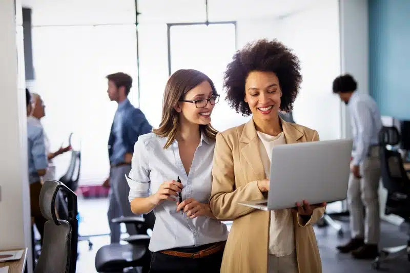 Comment optimiser la gestion de vos fiches de paie en ligne