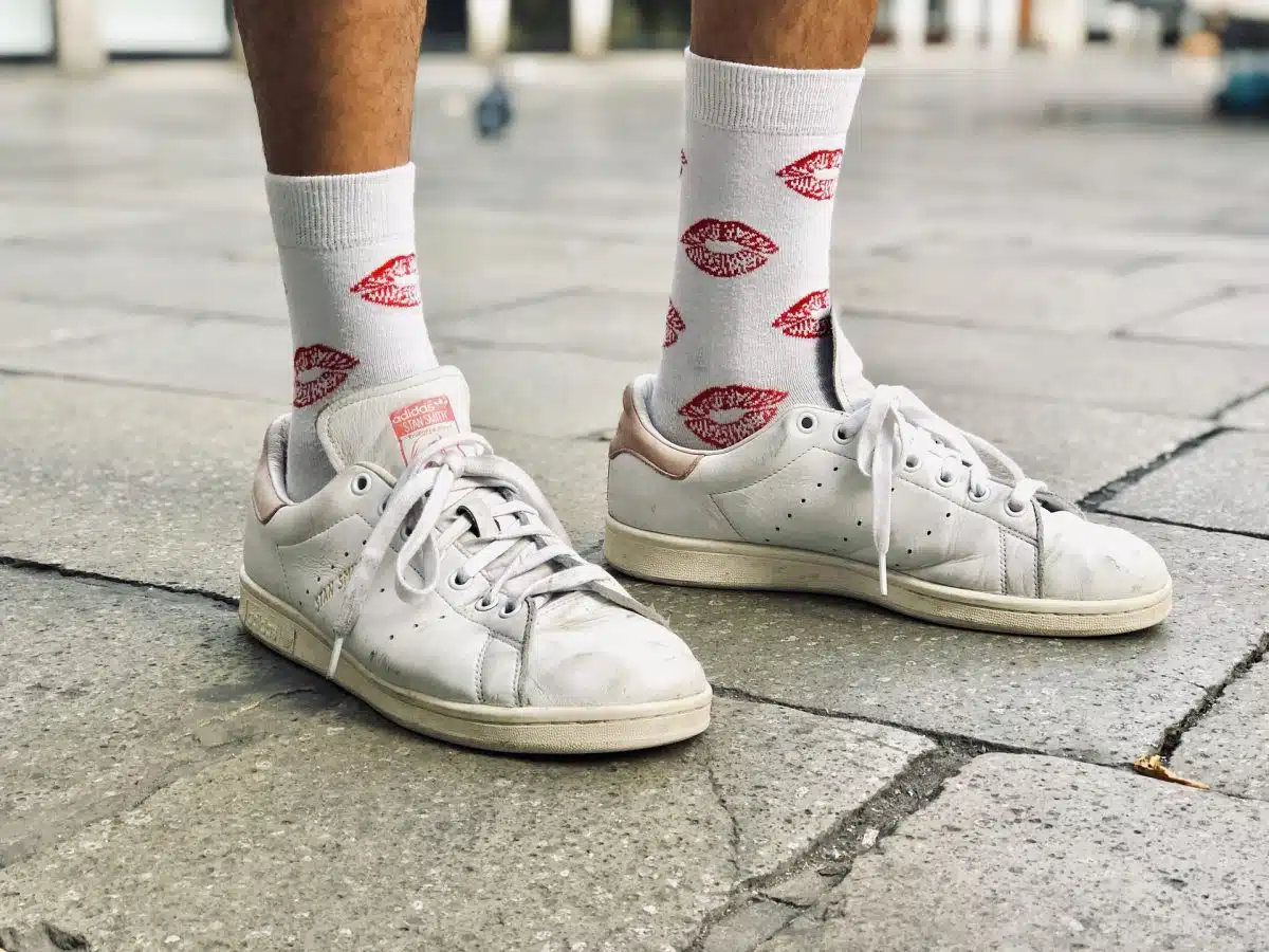 Des sneakers avec chaussettes à motifs