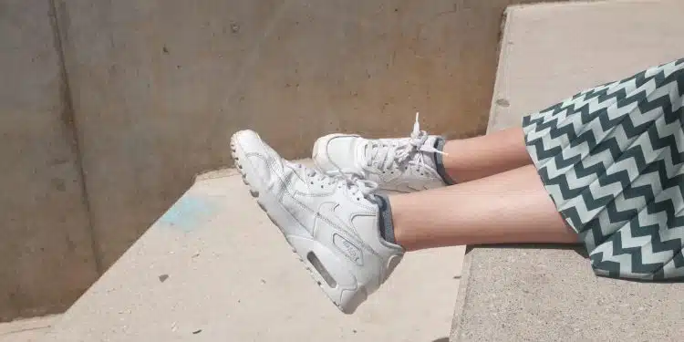 Une tenue chic avec des sneakers