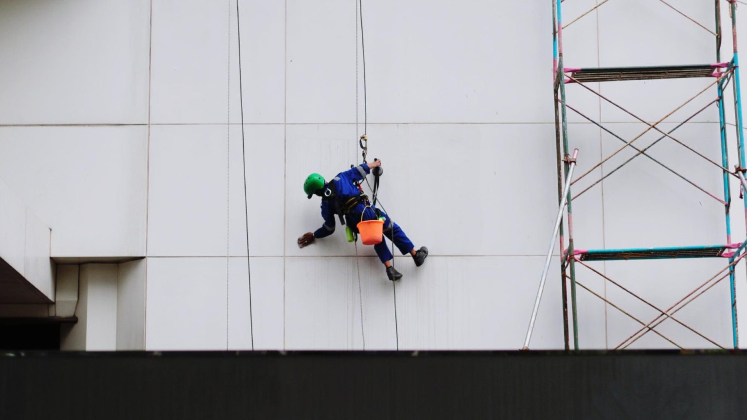Prévention des chutes de hauteur dans le BTP et l’industrie : bien choisir son harnais selon la tâche