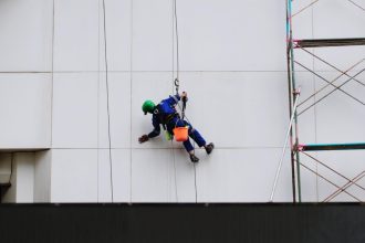 Prévention des chutes de hauteur dans le BTP et l’industrie : bien choisir son harnais selon la tâche