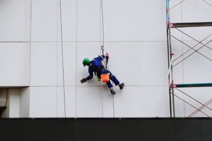 Prévention des chutes de hauteur dans le BTP et l’industrie : bien choisir son harnais selon la tâche
